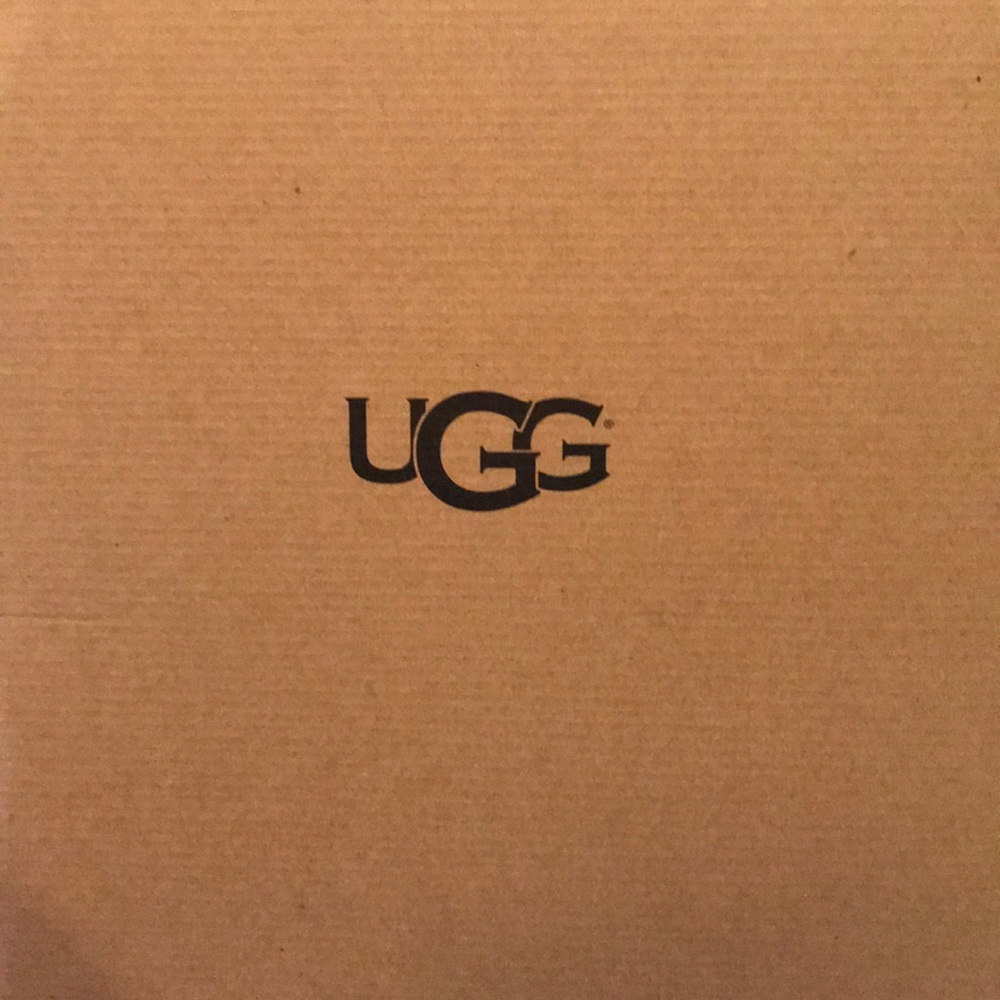 BRAND NEW NEVER WORN UGGS WBailey Button Triplet 2
